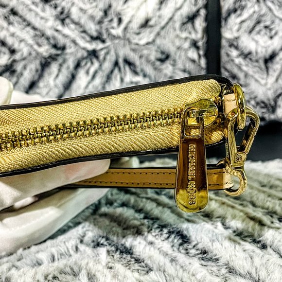 EUC - MICHAEL KORS JET SET PHONE CASE WALLET (ROSE GOLD - PATENT LEATHER) - Picture 4 of 6